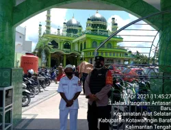 Personil Satbinmas Polres Kobar Lakukan Pengamanan Sholat Jum’at Ramadhan