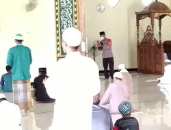 Himbauan protokol kesehatan dilakukan oleh petugas Polsek Kolam sebelum pelaksanaan ibadah shalat Jumat