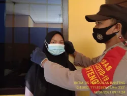 TNI-POLRI Bagikan Masker Dan Imbauan Untuk Terapkan Prokes Dengan Benar