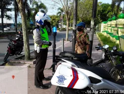 Personel Satlantas Polres Kobar Ajak Pengendara Untuk Tertib Berlalu-lintas