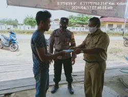 Ppkm kobar bagikan masker kepada warga