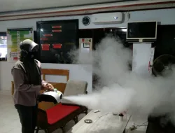 Penyemprotan Disinfektan di Area Pelayanan Publik Kantor Samsat Kobar