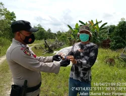 Hore, Warga Dapat Masker Dari Anggota Polsek Arsel dan TNI