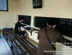 Sidang online kepada tahanan titipan kejaksaan di ruang sat Tahti Polres Kobar
