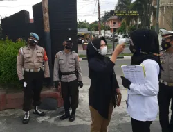Propam Polres Kobar Cek Suhu Badan