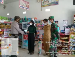 Disiplinkan warga untuk menaati protokol kesehatan, Polsek dan Koramil Kolam membagikan masker