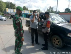 Bagikan Masker, TNI-POLRI Imbauan Masyarakat tetap patuhi prokes jika beraktifitas diluar/dilingkungan sekitar