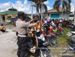 Polsek Arsel Bersama TNI Imbau Prokes Dan Bagikan Masker Ke Warga P Bun