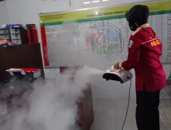 Hari Ini, Satresnarkoba Terus Lakukan Penyemprotan Fogging Disinsfektan Di Ruang Kerja