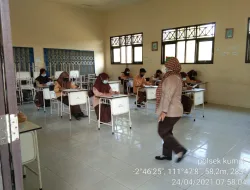 Personil Polsek Kumai Laksanakan Pengamanan Ujian Sekolah Berbasis Komputer