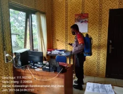 Hindari Penyebaran Corona, Anggota Polsek Aruta Melaksanakan Penyemprotan Cairan Disinfektan
