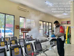 Penyemprotan Disinfektan di Kantor Samsat Kobar, sebagai upaya pencegahan penyebaran virus Corona