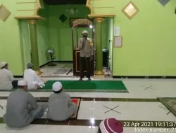 Brigpol Razaldum Lakukan Imbauan Saat Akan di Laksanakan Shalat Terawih Di Masjid Nurul Hikmah Kel Pangkut