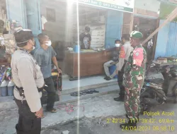 Polsek Arsel Bersama TNI Imbau Prokes Dan Bagikan Masker Ke Warga