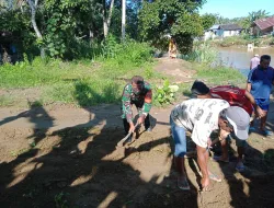 Babinsa Koramil 07/Batu Benawa Gotong Royong Bangun Jalan Desa Bersama Warga