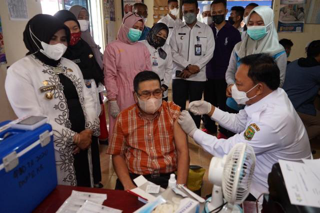 Masyarakat Tersenyum Saat di Suntik Vaksin oleh Wakil Walikota