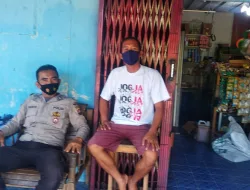 Warganya Lagi Santai Di Depan Rumah Di Silahturahmi Oleh Kanit Binmas