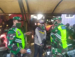 Anggota Kodim 1002/HST Berikan Masker dan Himbauan Agar Warga Patuh Pada Prokes