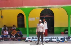 Umat Muslim Yang Melaksanakan Salat Jumat Supaya Tetap Selalu Khusuk Di Karenakan Sudah Di Jaga Oleh Polisi
