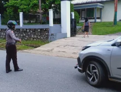 Polisi Di Hari Libur Berikan Pengamanan Dengan Semangat Di Gereja Dan Mengatur Lalu Lintas
