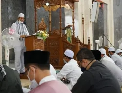 Wakil Bupati Karimun Bpk. H. Anwar Hasyim, M.Si., Melaksanakan Shalat Idul Adha 10 Dzulhijjah 1442 H di Masjid Agung Karimun, Selasa (20/07).