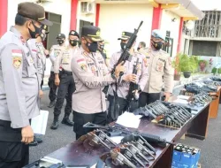 Kapolres Bintan Lakukan Pemeriksaan Senjata Api Dinas
