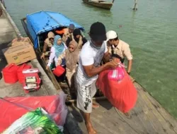 BPBD Bintan Serahkan Bantuan Korban Pohon Tumbang di Desa Pangkil