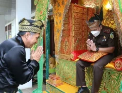 Ketua DPRD Inhil Sambut Kunker Kejati Riau dengan Adat Melayu