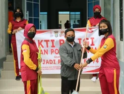 Polwan Polres Bintan Gotong Royong Bersihkan Tempat Ibadah Menyambut Hari Jadi Polwan ke 74