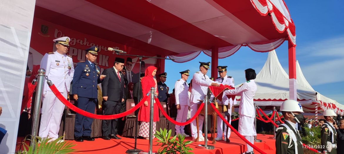 Bupati & Wakil Bupati Natuna Laksanakan Upacara Pengibaran Bendera Merah Putih