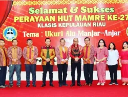 Hadiri HUT MAMRE Klasis Kepri ke-27, Sirajudin Nur Terima Uis Beka Buluh Batak Karo