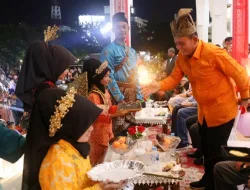 Masyarakat Tumpah Ruah, Gubernur Buka Festival Lampion Lantern Dream Parade