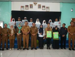 Kunjungi Natuna Gubernur Kepri Didampingi Bupati Natuna Serahkan e-KTP Pada Milenial Natuna Dan Pelajar Usia 17 Tahun.