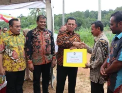 Bersama Kadis DKP, Gubernur Serahkan Bantuan Kepada Nelayan Batam