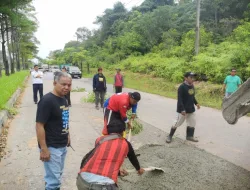 Jalan S Parman Banyak Lubang, Saproni Bersama Warga Gotong Royong Tambal Jalan