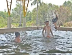 Wisatawan Antusias Berendam Air Panas Di Desa Tanjung Hutan, Karimun