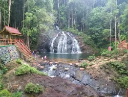 Panoramanya Menakjubkan, Wisatawan Berbondong – Bondong Nikmati Air Terjun Ini
