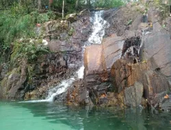 Merasakan Sensasi Air Terjun Pongkar
