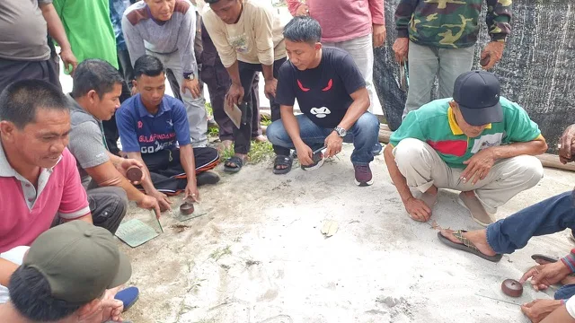 Rusdi bersama Warga Desa Pengadah Saat Masing Gasing (dok: FR)
