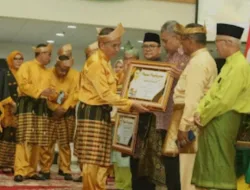 Ketua DPRD Beri Penghargaan kepada Sosok Berjasa Terhadap Pembangunan di Milad ke-58 Inhil