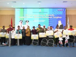 Ketua TP-PKK Kepri Bersama Bupati Bintan Serahkan Bantuan Alat Perikanan Kepada Kelompok Nelayan