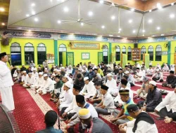 Gubernur Kepri Serahkan Bantuan Rp70 juta Saat Safari Subuh di Masjid Baitul Karim Tanjung Balai Karimun