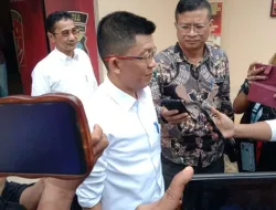 Dengan Tersenyum, Hasan Penuhi Panggilan Polres Bintan