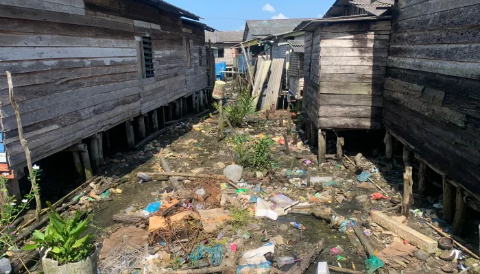 Memprihatinkan, Sejumlah Ruas Laut Kampung Bugis Penuh Sampah
