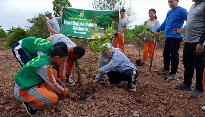 Aksi Peduli Lingkungan, Siswa SMPN 7 Tanjungpinang Tanam Pohon di Pesisir Dompak
