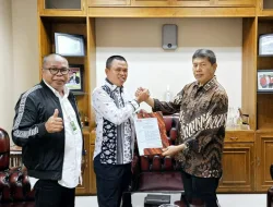 Ketua Umum Serahkan SK Pengurus KKSS Kepri