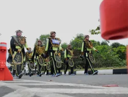 Peserta Gerak Jalan 17 Km di Tanjungpinang Tampilkan Berbagai Kostum Unik