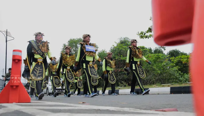 Peserta Gerak Jalan 17 Km di Tanjungpinang Tampilkan Berbagai Kostum Unik