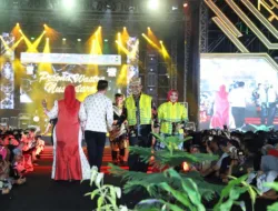 Pj. Bupati Herman Bersama Istri Tampilkan Batik Inhil Pada Ajang Lancang Kuning Carnival Gebyar BBI-BBWI 2024