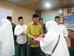 Pj Bupati Herman Lepas 85 JCH Anggota Korpri Inhil Dengan Prosesi Tepuk Tepung Tawar